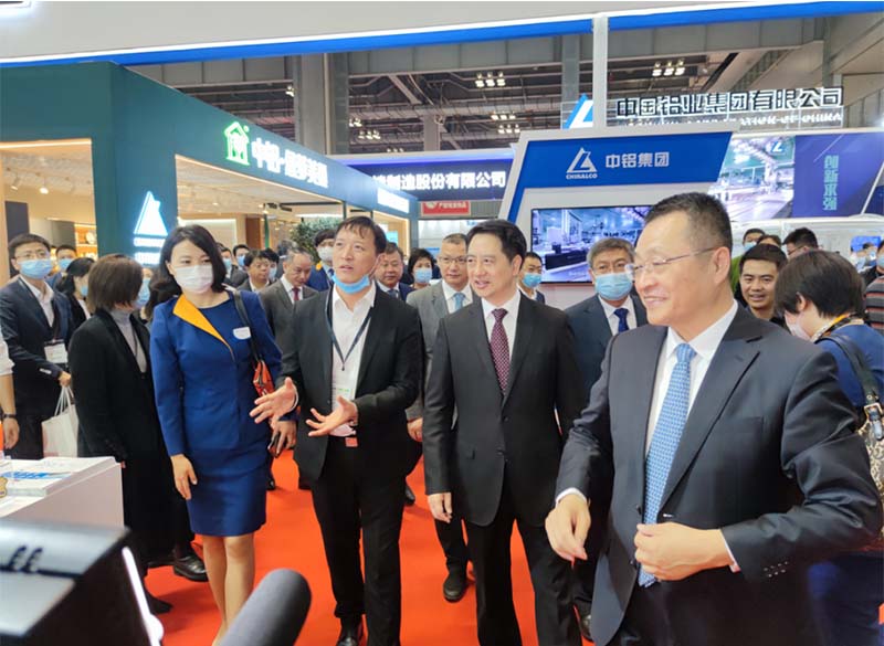 铝板厂家_全国政协常委、中国有色金属工业协会党委书记葛红林等领导到公司展位参观指导